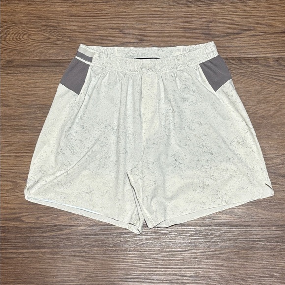 🔥🔥🔥lululemon athletica Cream and Gray Surge Shorts Size: Medium🔥🔥🔥 - Picture 1 of 8